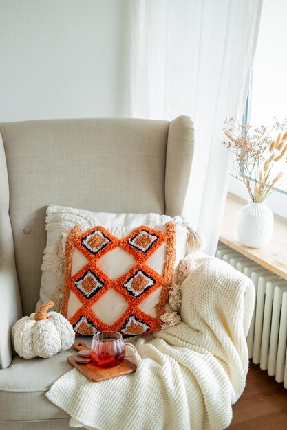 kompozycja poduszek z haftem