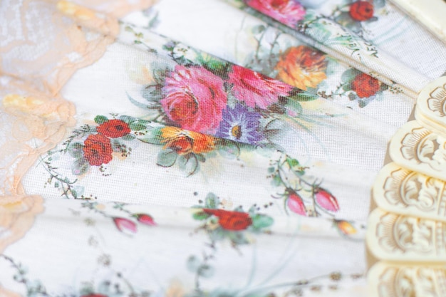 haftowana tkanina w pastelowych kolorach